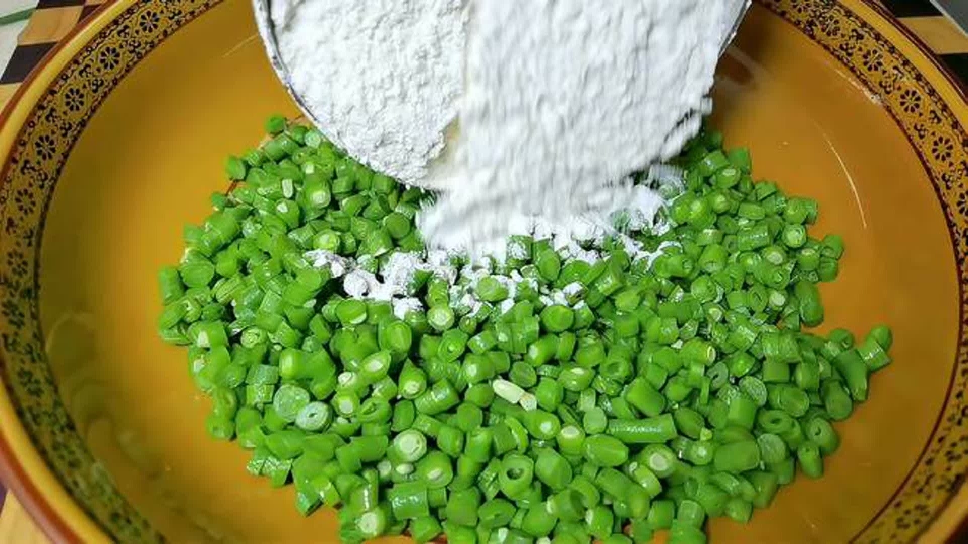 豆角切成丁加入面粉，这做法太好吃了，无水无油，天天吃不腻真香_腾讯新闻