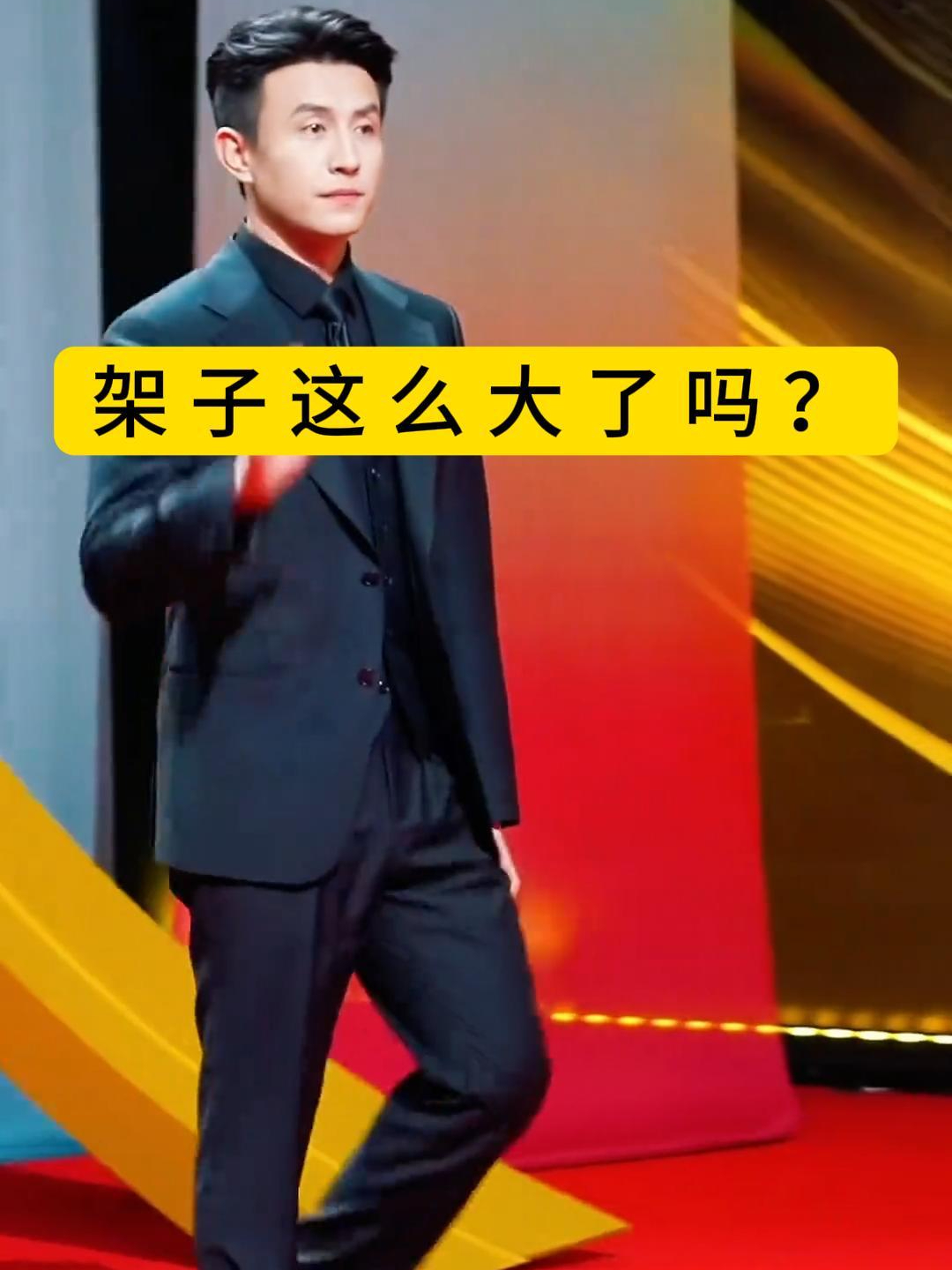 这是霸总演多了？某短剧男神盛典后逛超市懒理路人，博主激动爆粗口_腾讯新闻