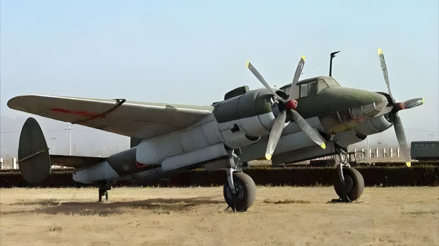 图-2轰炸机（Tupolev Tu-2），是苏联图波列夫设计局在第二次世界大战期间研制的一_腾讯新闻
