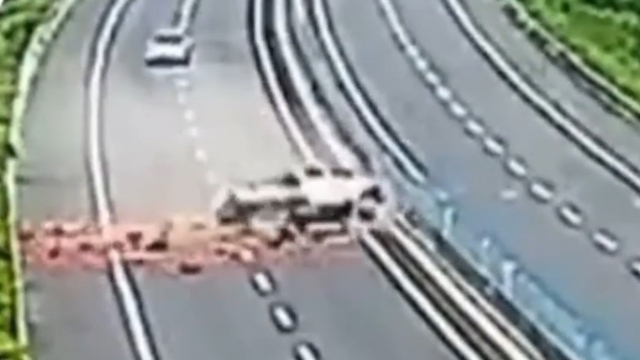 货车高速上爆胎后空中翻滚数圈，因系安全带车内两人仅擦伤！_腾讯新闻