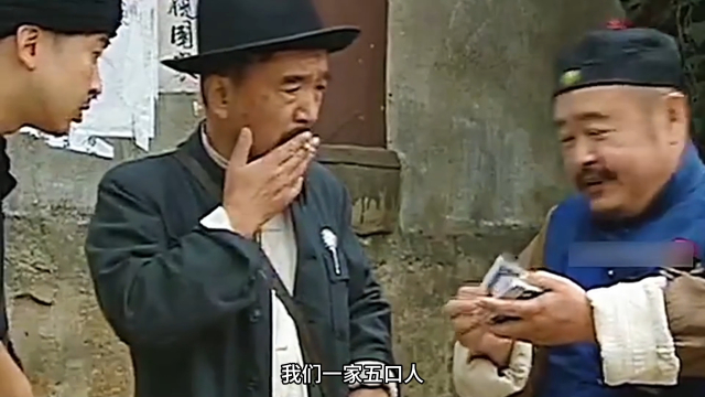 山上突然到处都是钱，村民都背着箩筐上山抢钱，却不知大难临头了_腾讯新闻