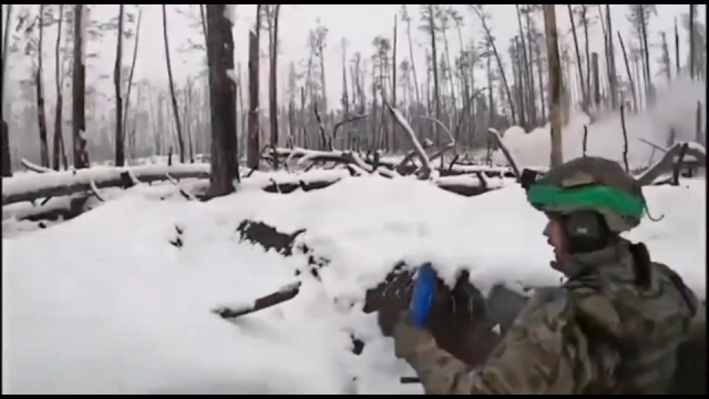 雪地密林激战正酣！乌军士兵突然发出惨叫，第一视角记录中弹画面_腾讯新闻