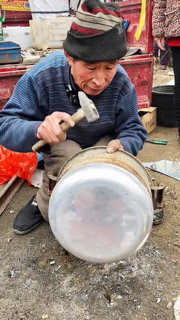 大爷修锅一锤一锤敲出来的，农村大集_腾讯新闻