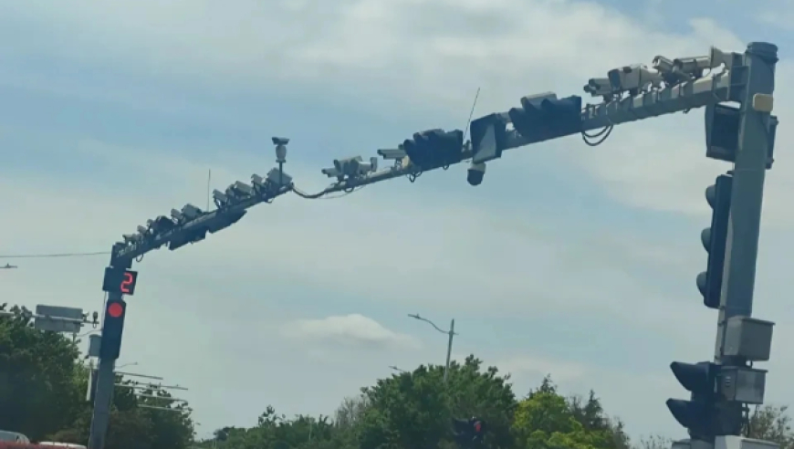 “密密麻麻装满了摄像头”！青岛一路口横杆上装十几个探头，警方致歉