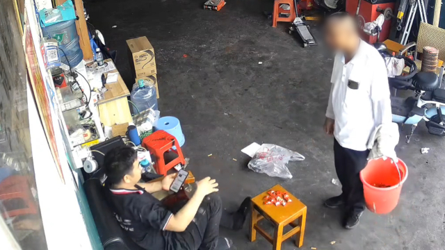 男子提桶送喜糖变相讨钱，听对方是打工的秒收回，丝滑变脸反差大_腾讯新闻