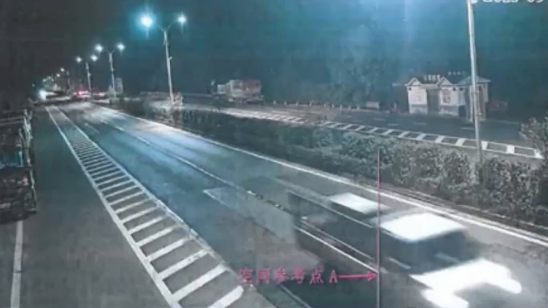 司机深夜撞死狗，二次事故致71岁老太身亡，责任认定双方均不服_腾讯新闻