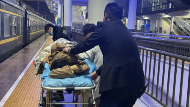 女子深夜列车上分娩，众人搭起“爱心产房”，车站医院30余分钟完成生命接力_腾讯新闻