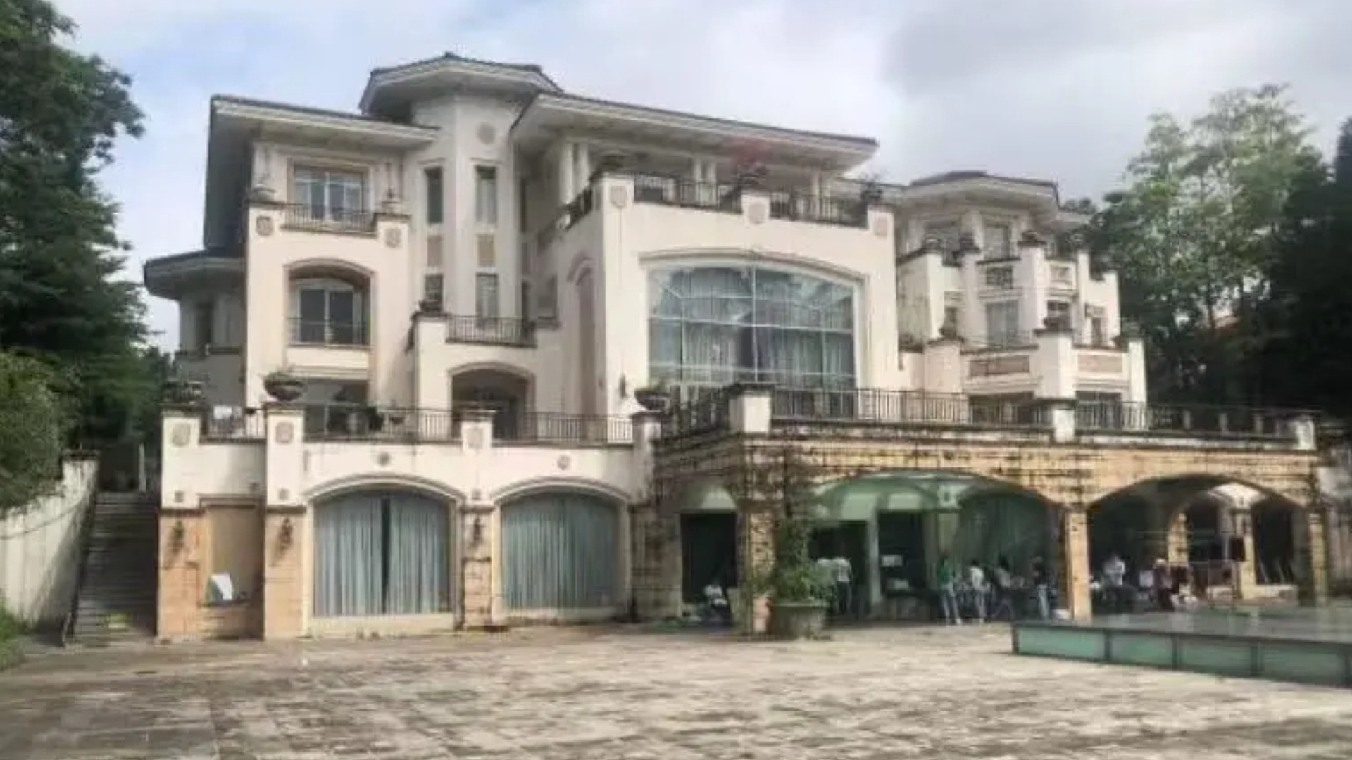 估值2亿元别墅6673万元起拍没人要，已是第八次挂拍_腾讯新闻