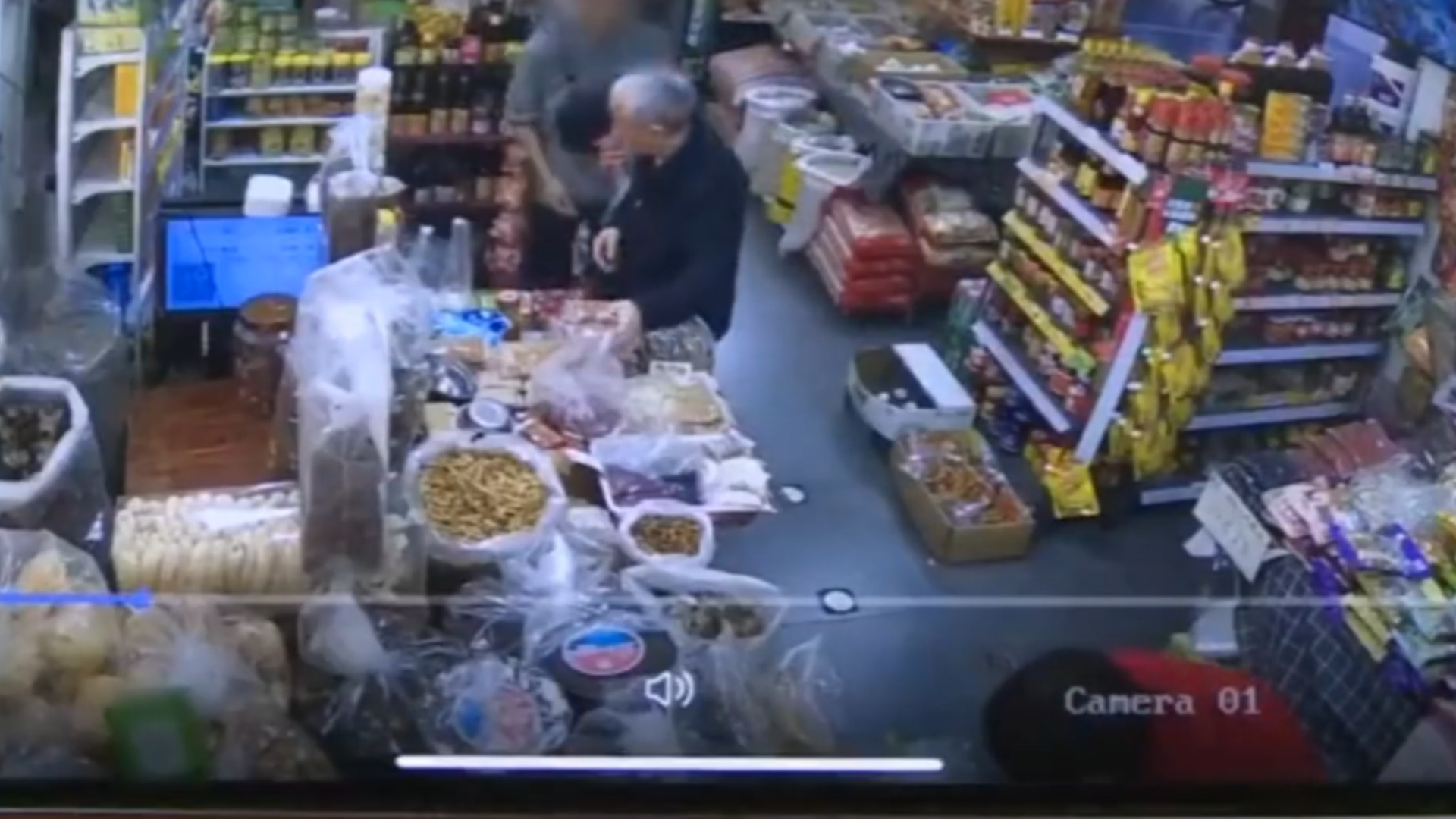 男子持续两三年朝商店扔钱原因成谜，还拒绝拿回，店主想寻其家人归还_腾讯新闻