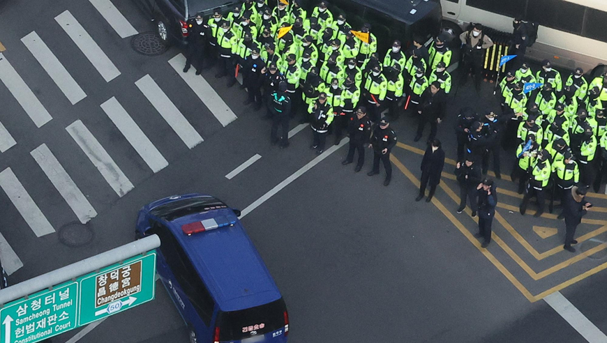 韩国宪政史上首位在任总统出席弹劾案庭审辩论 尹锡悦现身宪法法院