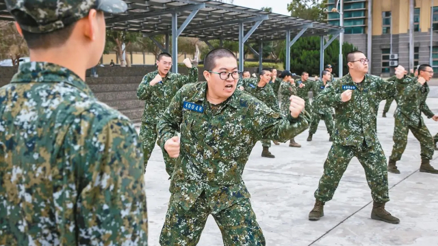 台军志愿役为何选择“赔钱退伍”？_腾讯新闻