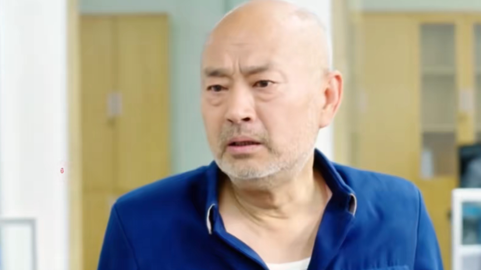 老头瞒着家里当棒棒赚钱，没想到结账时遇到儿媳妇《棒棒的幸福生活》_腾讯新闻