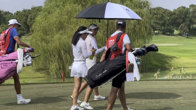 在赛场｜LPGA锦标赛：刘宇婕与王馨迎轻松交谈 好姐妹为其撑伞太暖心_腾讯新闻