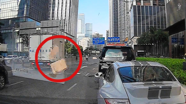 深圳住宅爆炸事发瞬间画面曝光：一声巨响后，建筑碎片从天而降_腾讯新闻