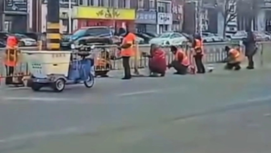 吉林有环卫工严寒中擦护栏？ 当地：降雪致护栏污损，天气转暖才擦洗