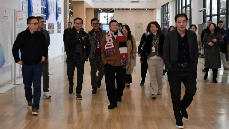 马云现身杭州云谷学校交流AI，蔡崇信、吴泳铭等阿里核心高管罕见聚齐