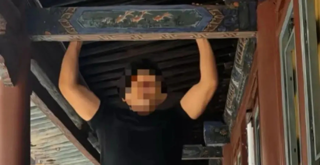 男子在悬空寺做引体向上 警方已立案