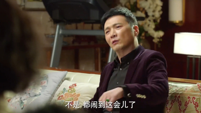 小别离：刚出生的弟弟哭的厉害，男孩喂薯片被小后妈看见，炸锅了_腾讯新闻