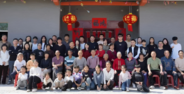 广东一家族连续四年拍春节全家福：五代同堂60多人，最大年龄差超90岁缩略图