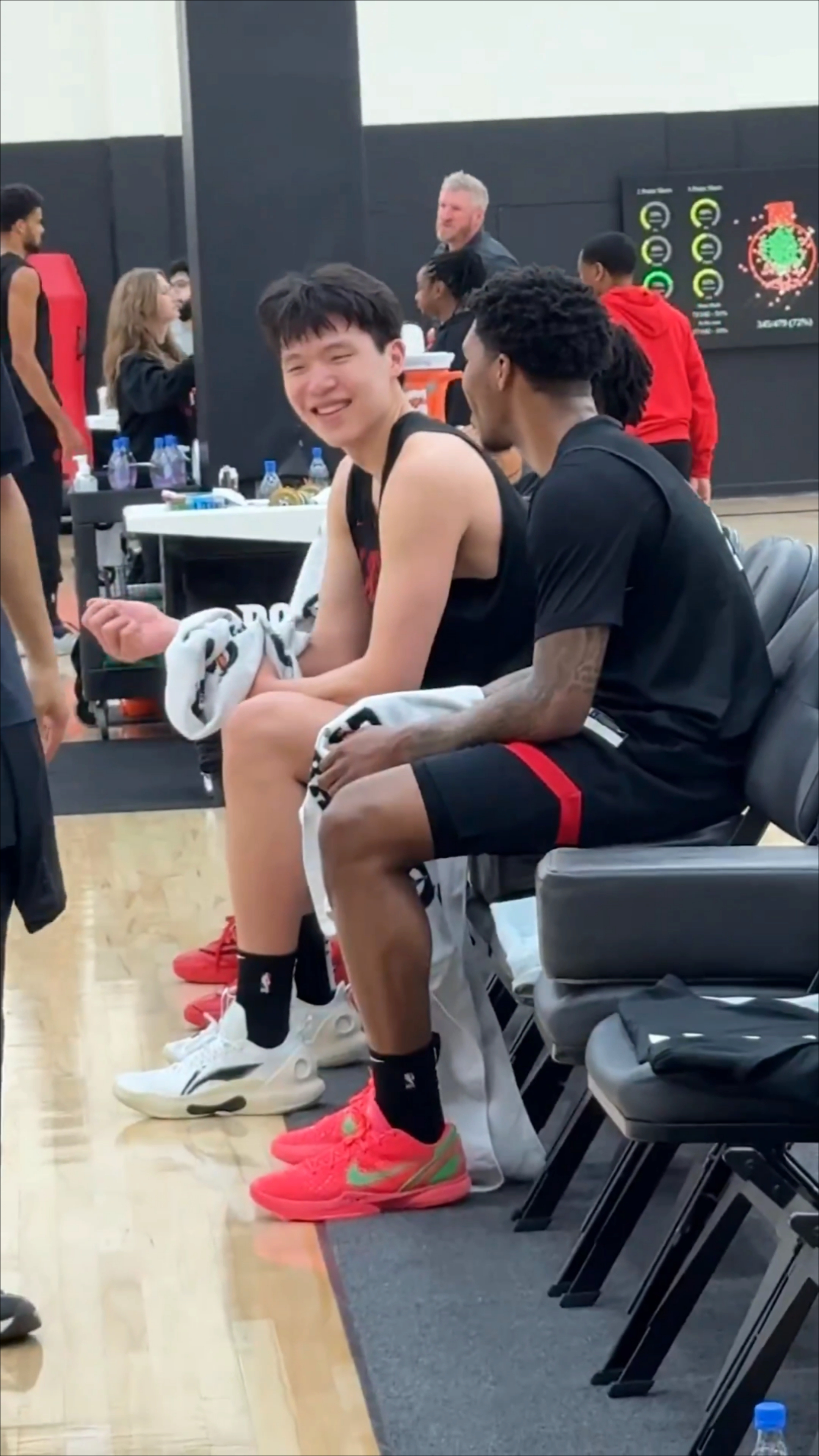 杨瀚森开拓者首训曝光:刻苦训练多次暴扣 透露真实感受和生活情况