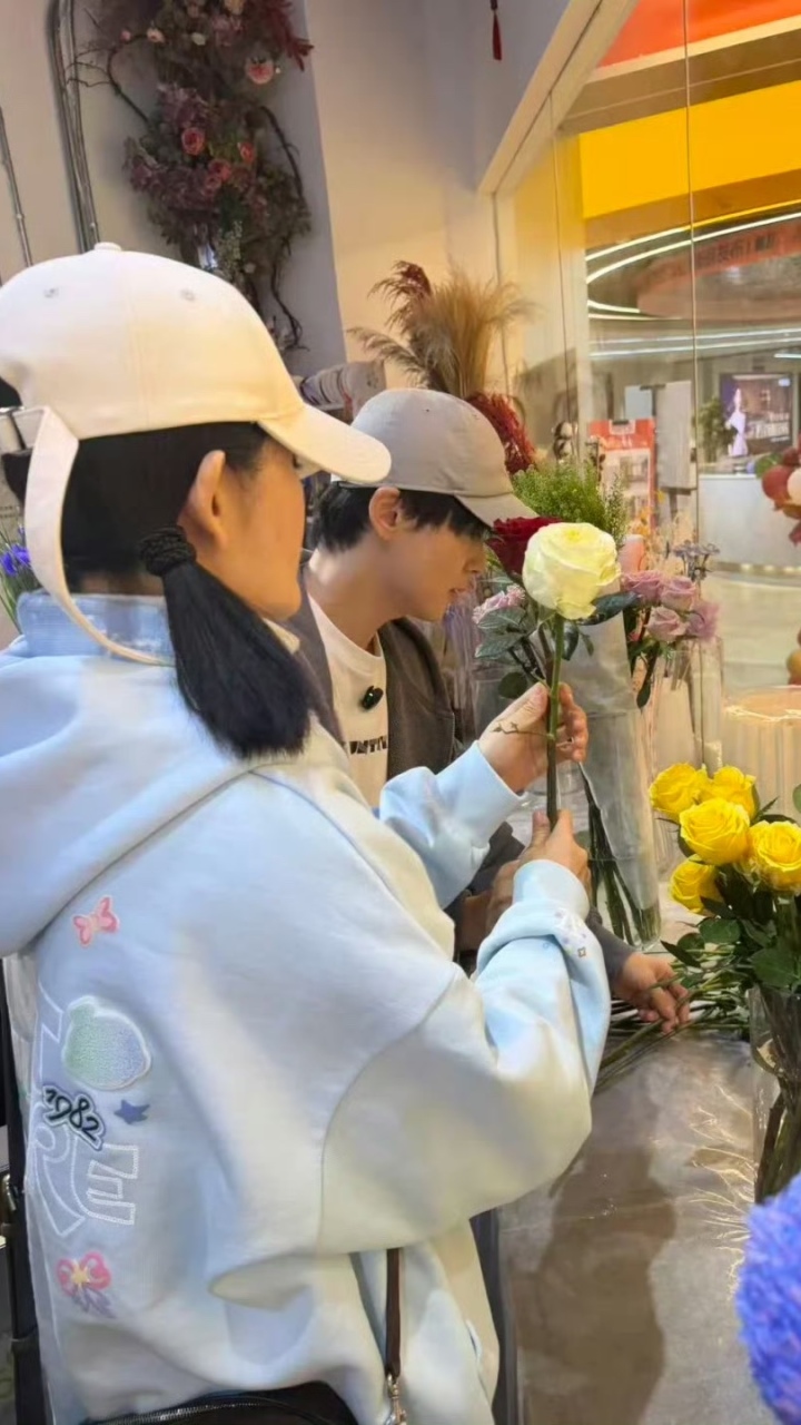 真爱无疑，谢娜连续多年为老公张杰演唱会送花_腾讯新闻