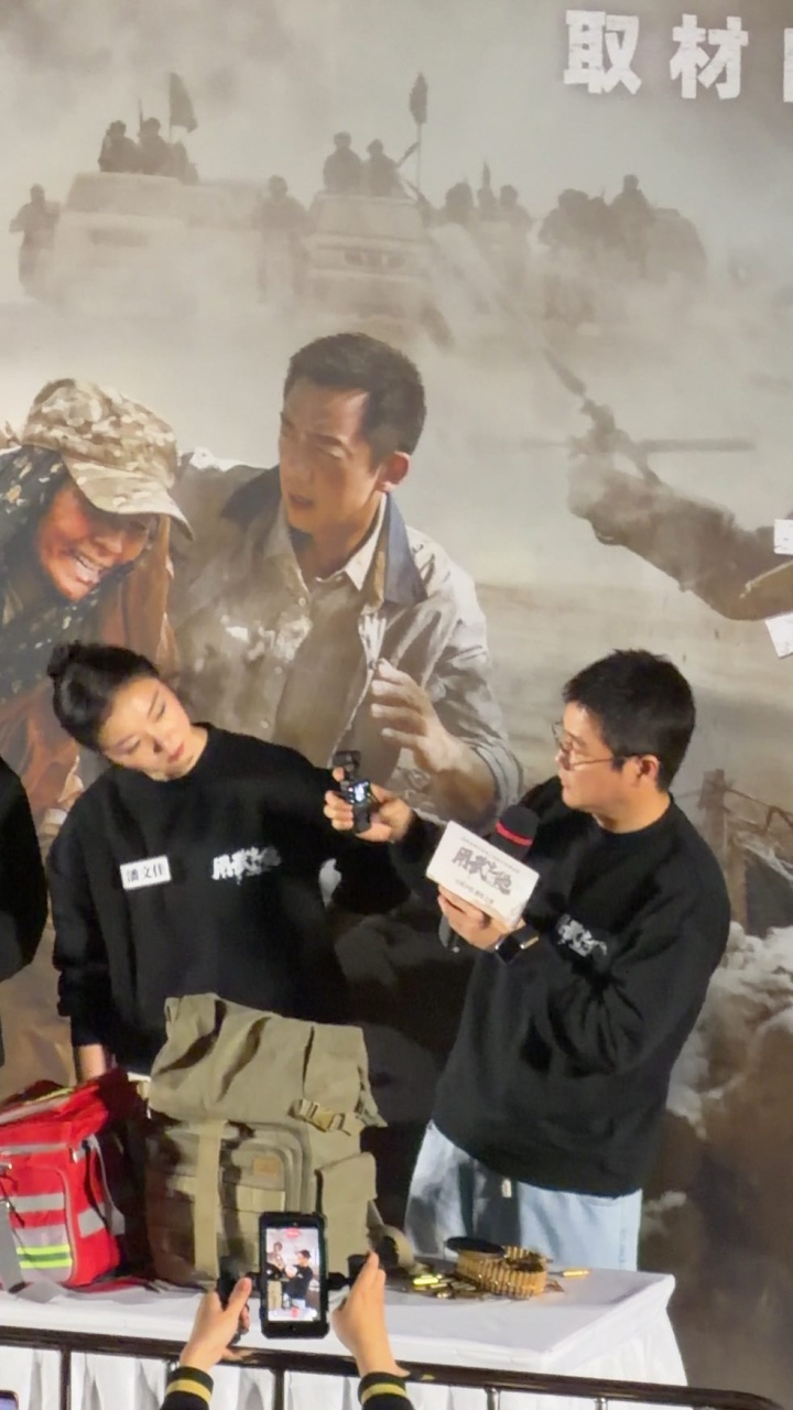 肖央在《用武之地》首映礼后分享“马笑”背包里的自拍神器，结果自己当场玩儿起来！_腾讯新闻