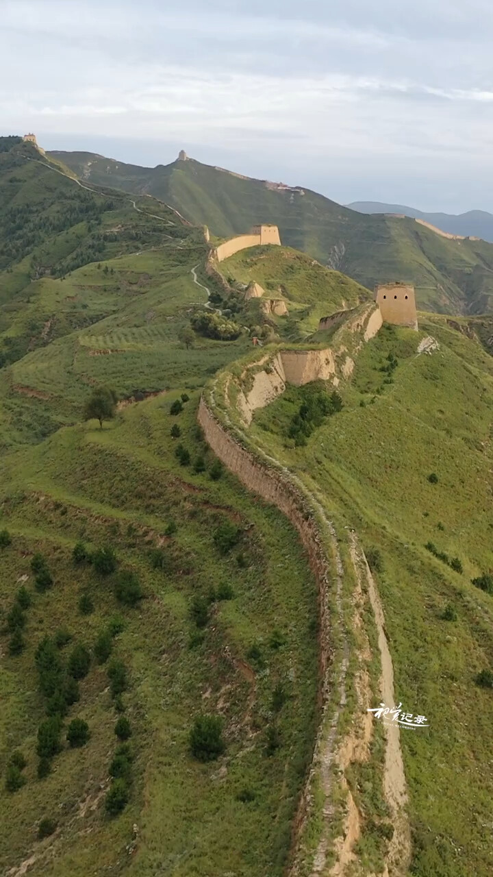 深山里的百里土城墙,祖国的大好山河,像似万里长城,留下一道最美的