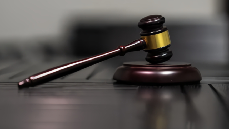 男子伙同二人驾车撞死母亲骗保，一审两名主犯被判死刑