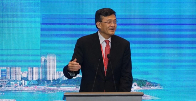 英特尔新任CEO陈立武：组建顶尖团队“纠错”，希望成为伟大的晶圆厂_腾讯新闻