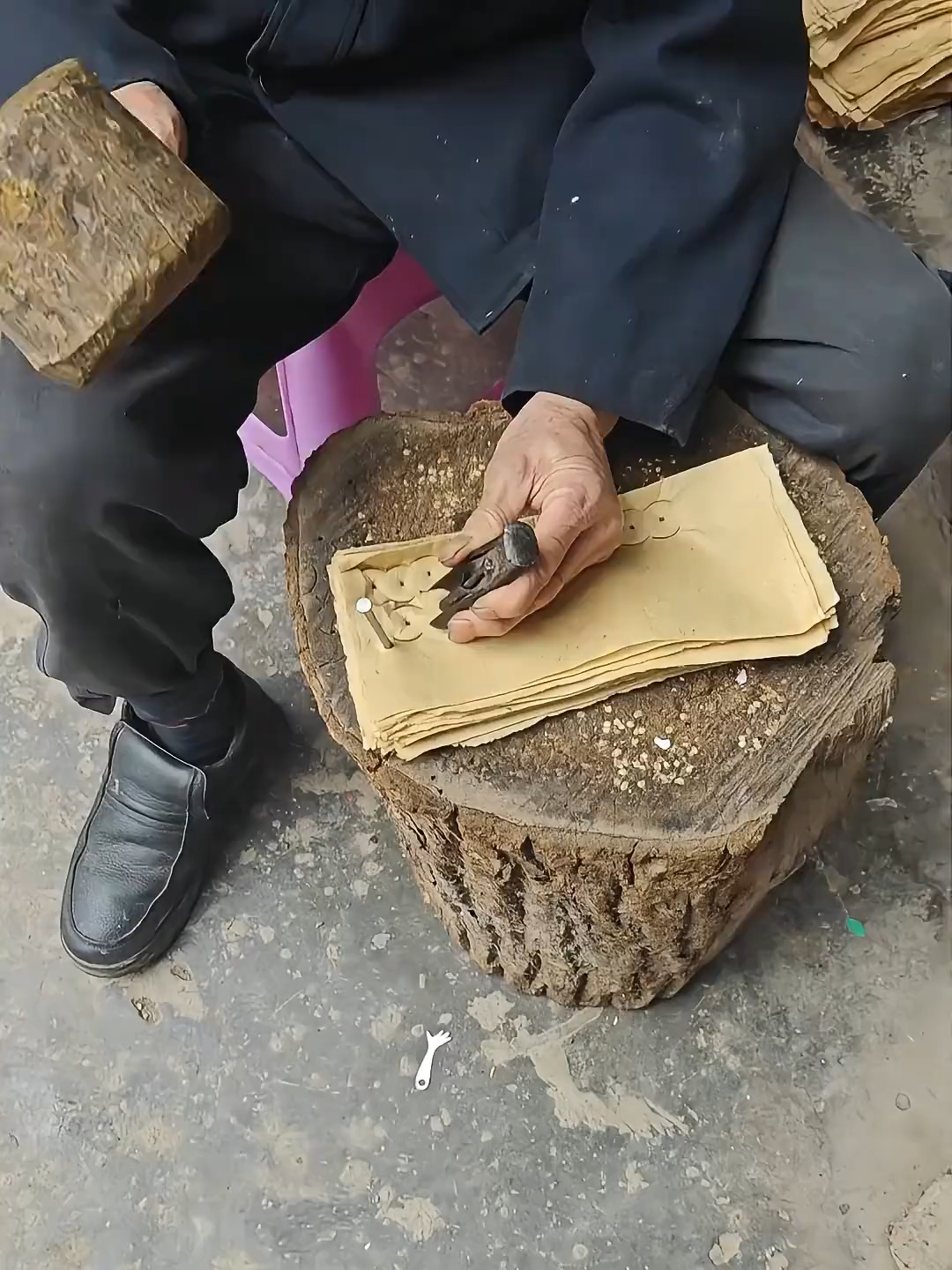 好好的纸钱，为什么非要打这些孔呢？_腾讯新闻