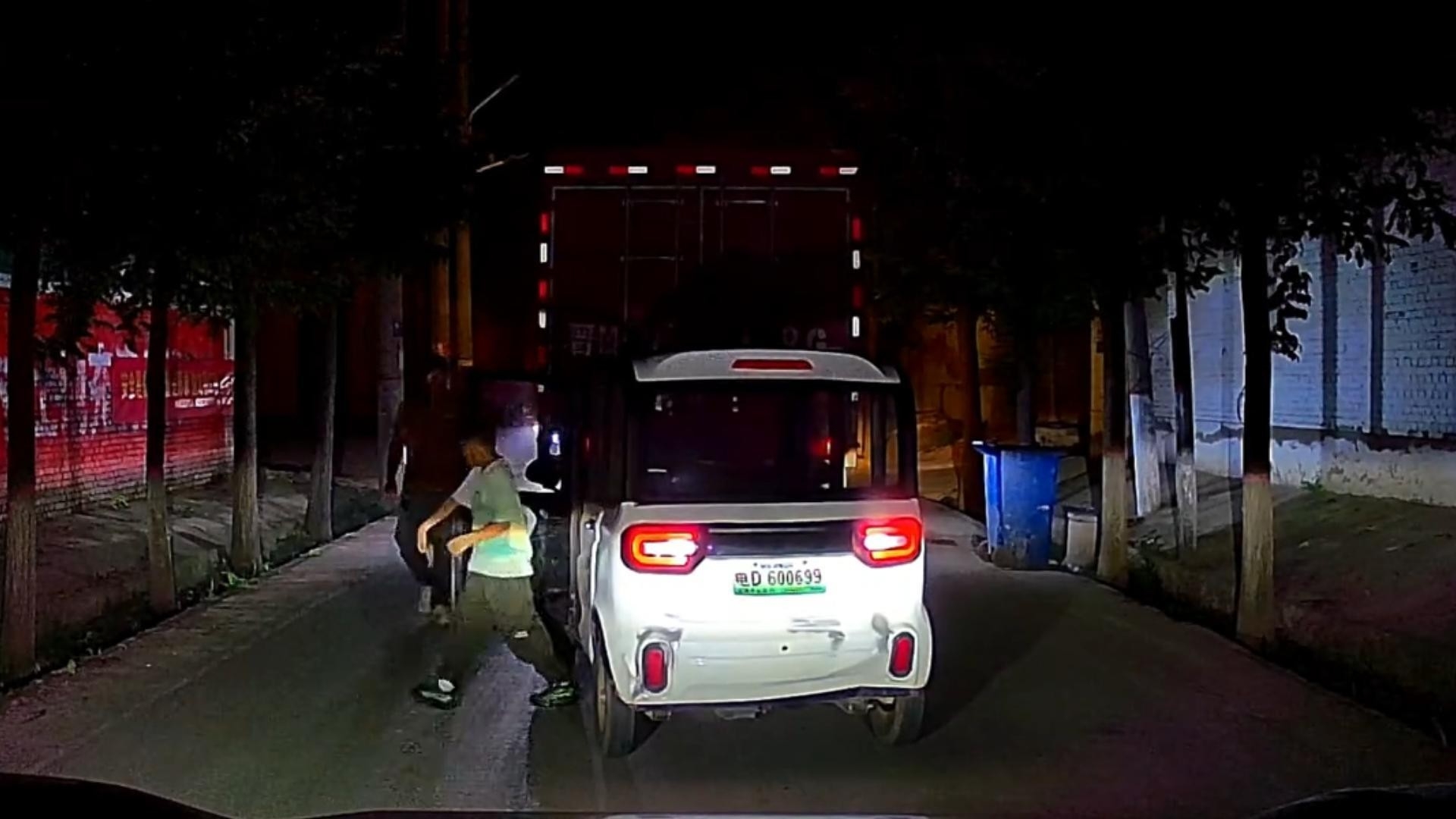 老头乐追尾大货车，驾驶室竟下来个小男孩，司机当场愣住_腾讯新闻
