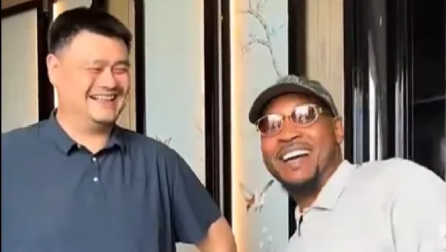 梦幻联动！两大名人堂姚明安东尼重逢热聊 影帝邓超上前握手