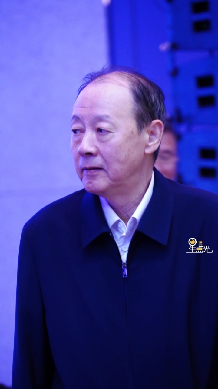 音乐一响侯总登场！68岁侯天来亮相第六届新时代国际电影节_腾讯新闻