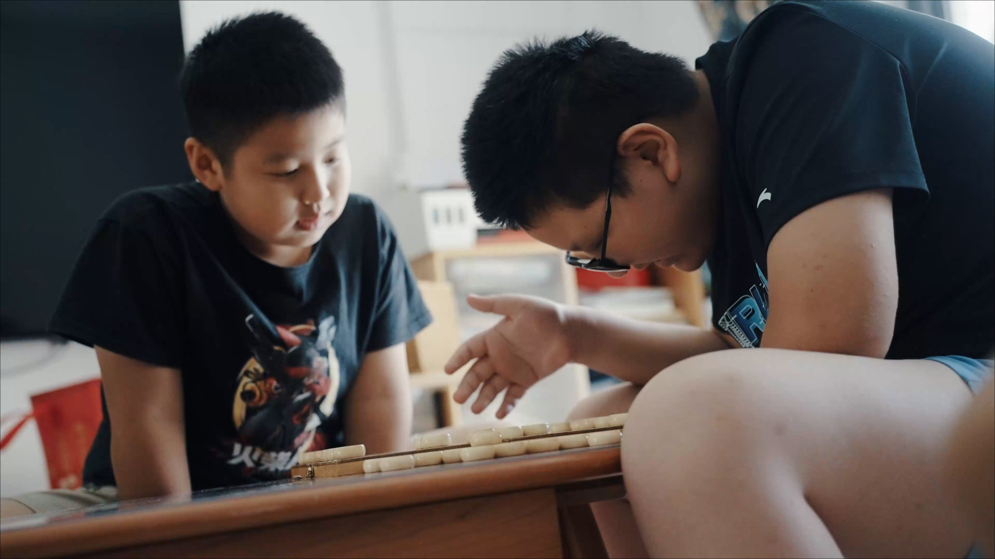 “我不当游戏主播了当医生”，年幼弟弟为身患罕见病的哥哥放弃梦想_腾讯新闻