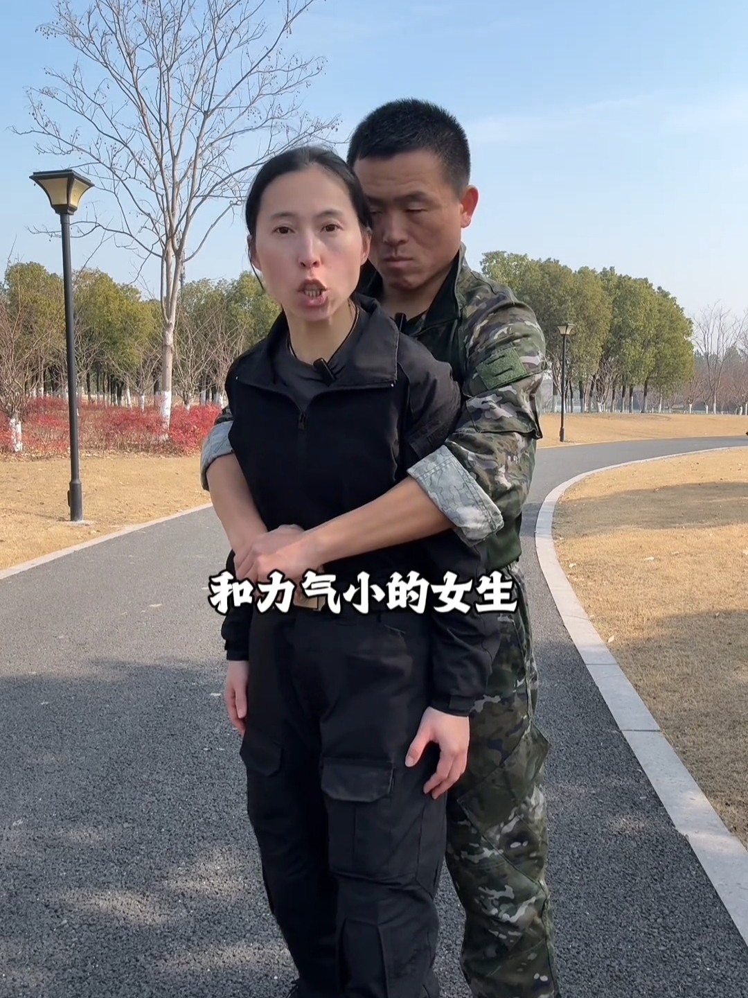 女生被背后抱住，你该如何脱身，快来学_腾讯新闻