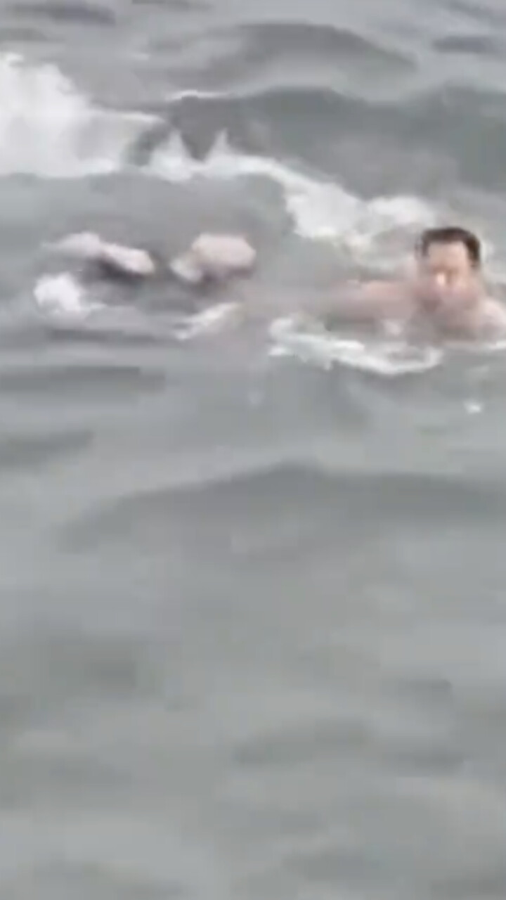 退伍军人跳海救人，无奈风浪太大多次尝试未能成功，大喊我尽力了