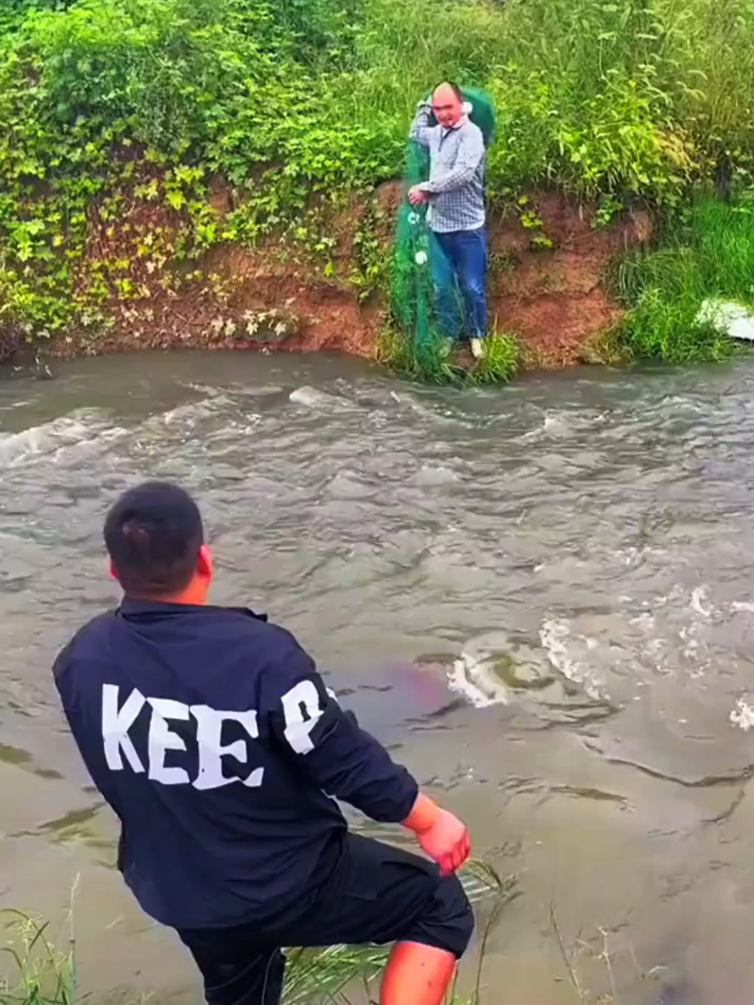 户外捕鱼：渔民在小河撒网捕鱼然后用捕到的鱼去海边钓大鱼！ _腾讯新闻