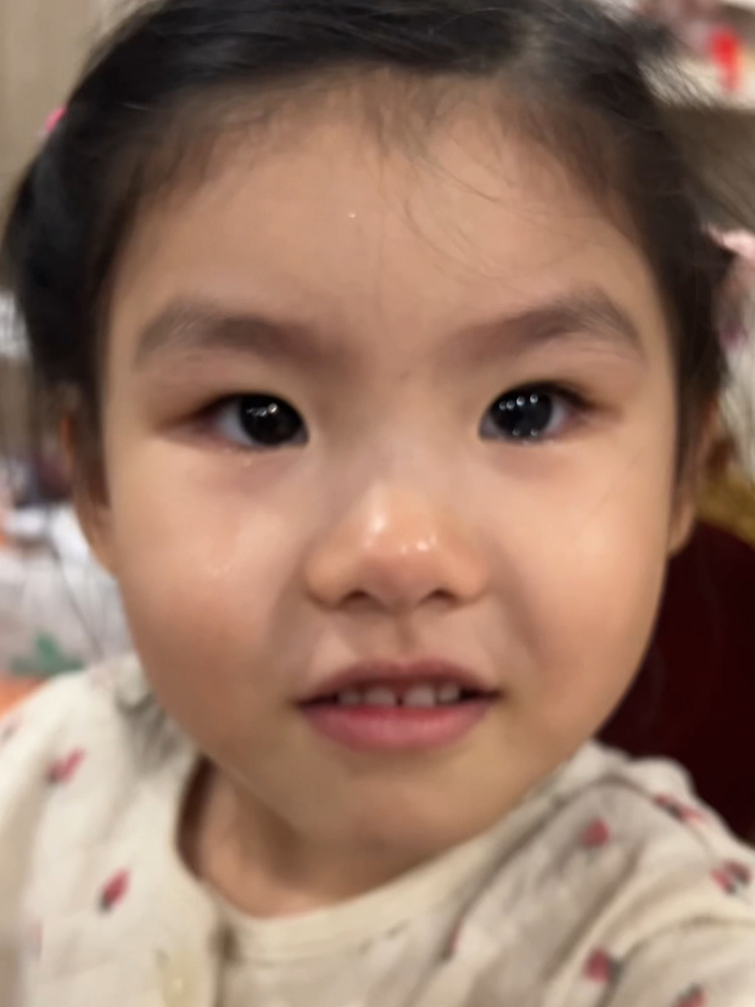 妈妈说爱吃腰果，4岁女儿精心包裹放学带回，被姥爷误扔难过落泪_腾讯新闻