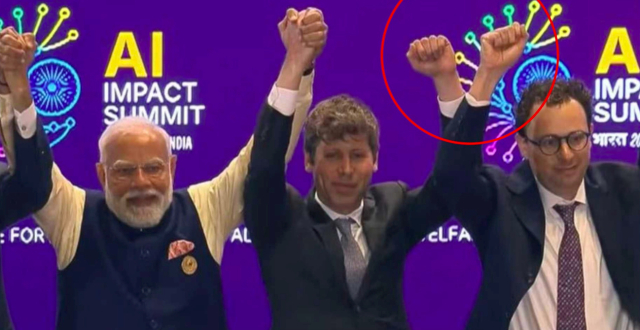当着莫迪，美国两大人工智能巨头CEO拒绝牵手，尴尬握拳高高举起缩略图