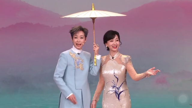 71岁赵雅芝和61岁叶童，在春晚同框！网友：太配了_腾讯新闻