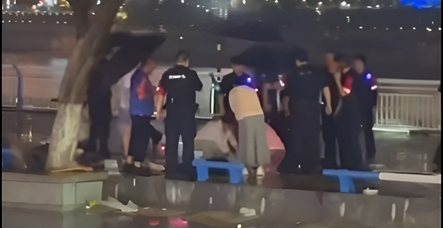 洪崖洞目击者称担心触电不敢救