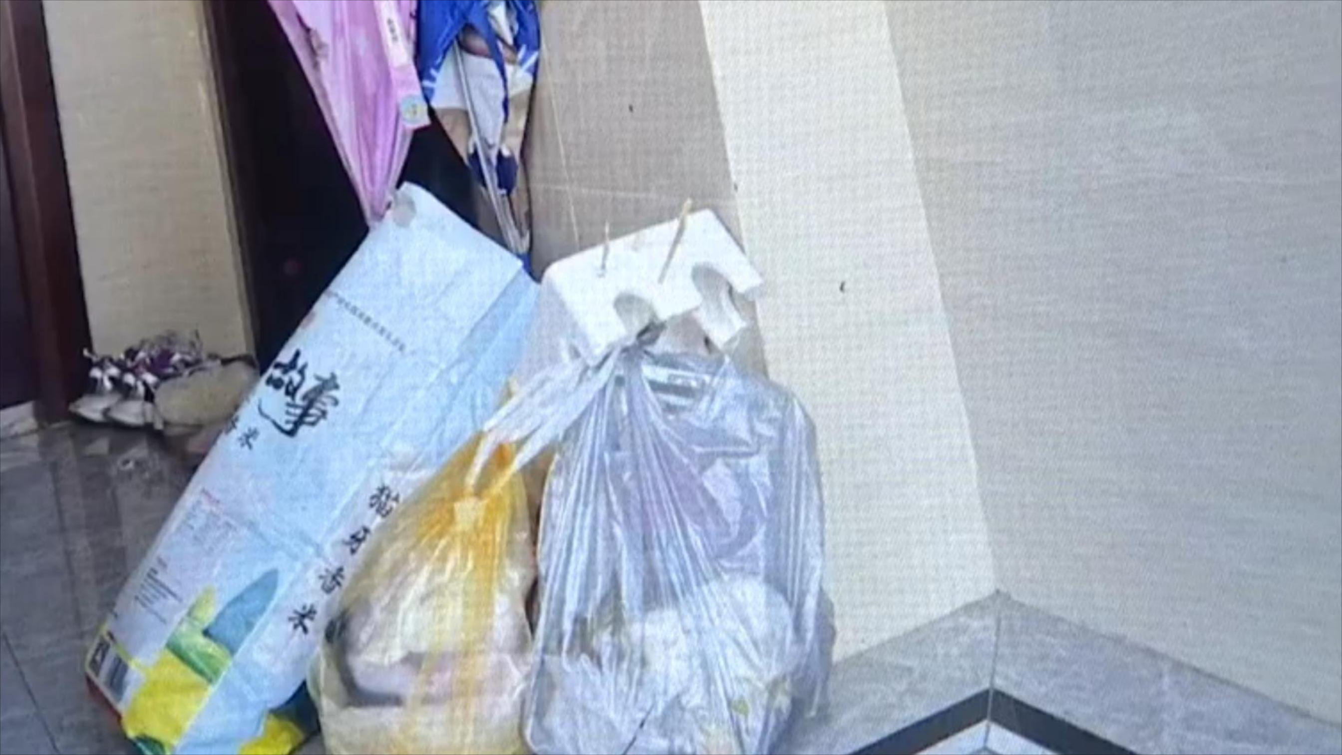 男子扔垃圾出去转一圈，回来发现全被拎回家门口，报警才知是物业干的_腾讯新闻