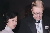 1957年，杨振宁夫人杜致礼参加诺奖晚宴，手挽瑞典国王，美目流转_腾讯新闻