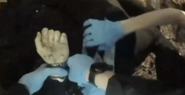 英国18岁男生心脏被刺，说了9次“无法呼吸”仍遭警员上铐，英首相发声缩略图