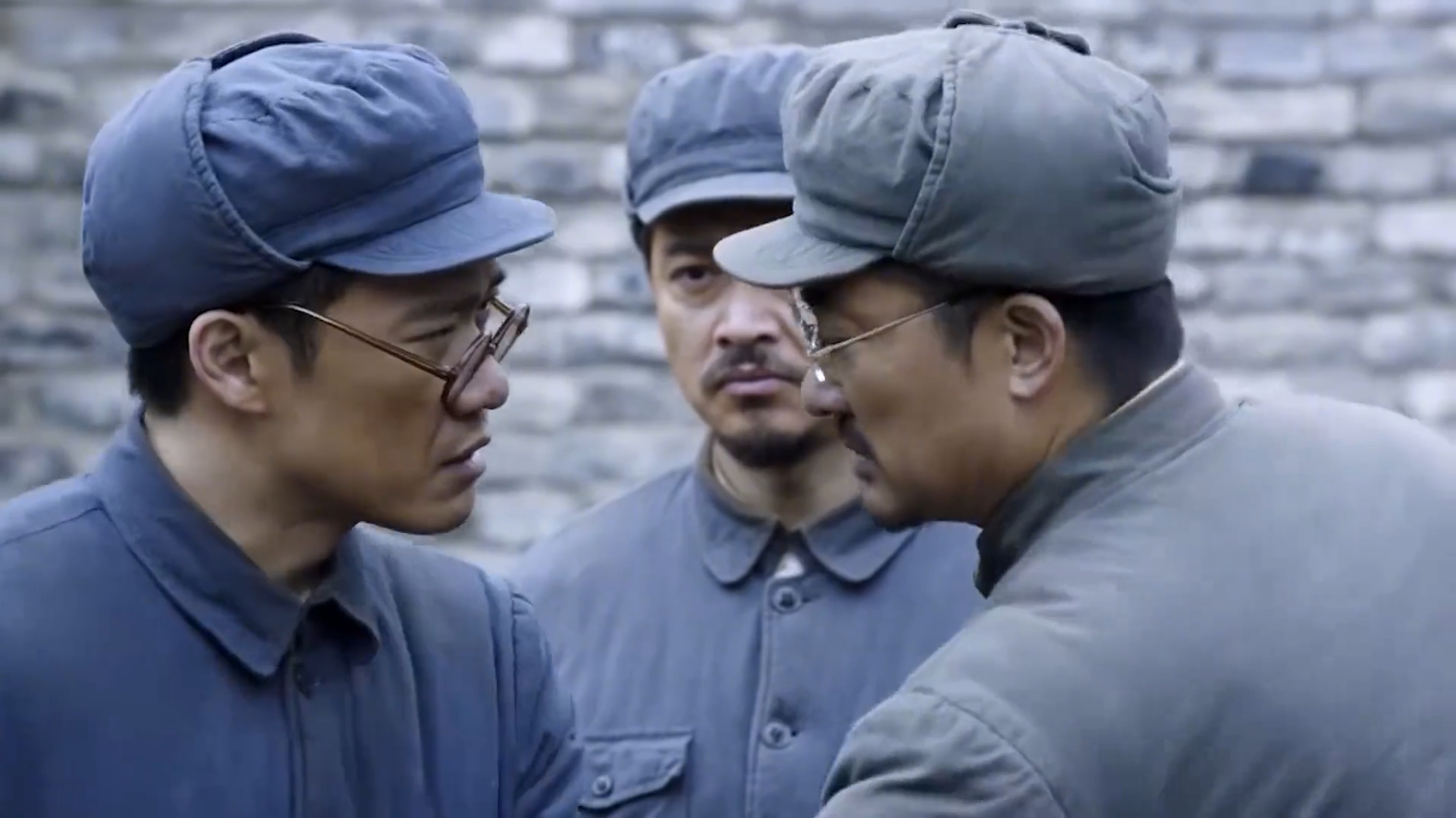 黄维扔在地上的碎纸片，竟然被大特务周养浩偷偷捡起来了！《功德林风云》_腾讯新闻