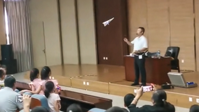 听取“哇”声一片！开学第一课上，老师扔纸飞机飞了一圈回到手上_腾讯新闻