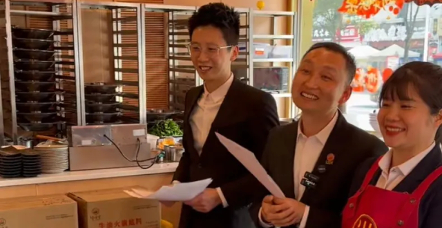 连续4年，那个发钱的火锅店老板又来了！春节前4天赚的33.9万元全部分给员工缩略图