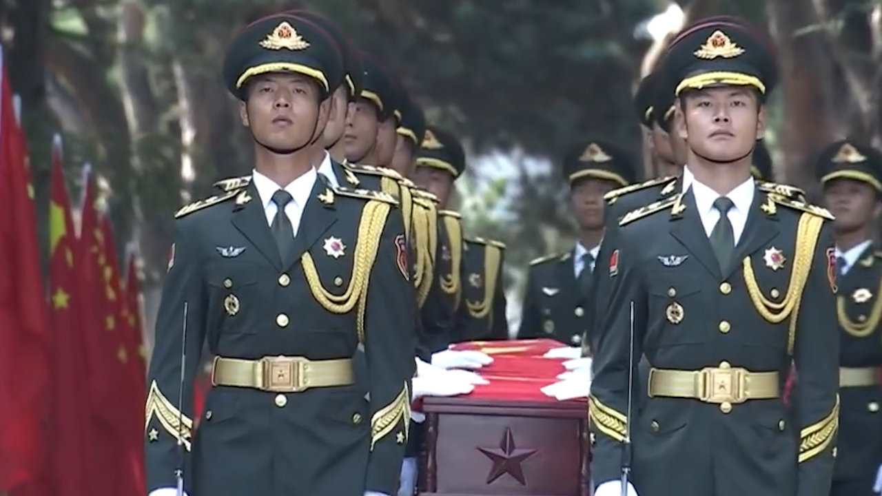 烈士遗骸安葬仪式举行：在持枪护卫下 礼兵护送棺椁缓缓步入现场_腾讯新闻