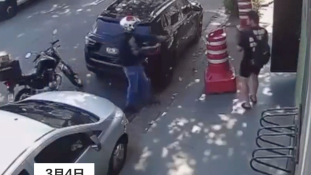 监控：巴西一劫匪抢劫男子时正巧遇上警察 双方当街发生激烈枪战_腾讯新闻