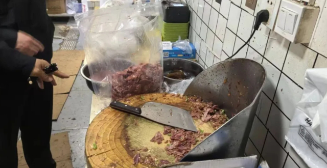 上海警方：266人落网！有人用猪肉冒充驴肉，牟取暴利；有人P图篡改营业执照，注册40多家“幽灵外卖”缩略图
